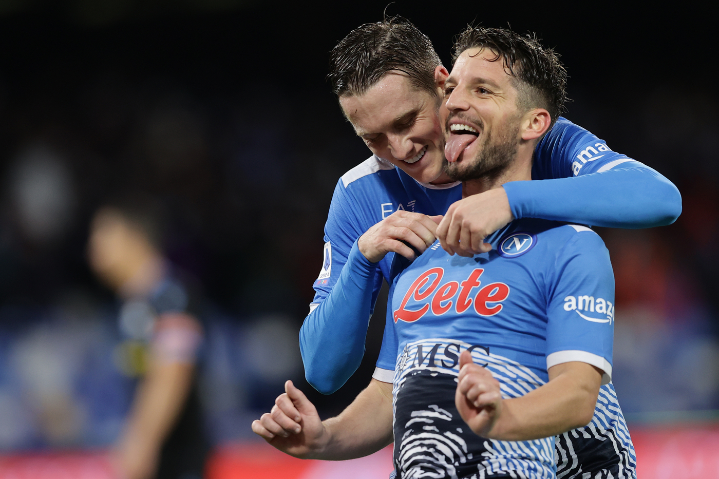 Napoli travolgente, poker alla Lazio e primo posto solitario