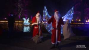 Berlino: gruppo di Babbi Natale distribuisce regali ai bambini