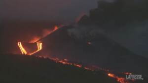 Canarie, un’altra notte illuminata dalle eruzioni del Cumbre Vieja