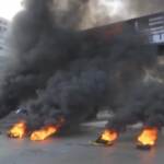 In Libano cresce la protesta contro politici, pneumatici in fiamme per bloccare le strade