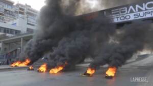In Libano cresce la protesta contro politici, pneumatici in fiamme per bloccare le strade