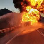 Spoleto: autocisterna di benzina in fiamme, nube nera invade la strada