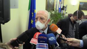 Dad, De Luca: “Io favorevole? È una idiozia, nel Paese si parla a capocchia”