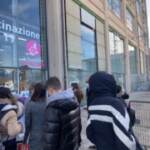 Torino: lunghe code per i vaccini anti Covid all’hub del Lingotto