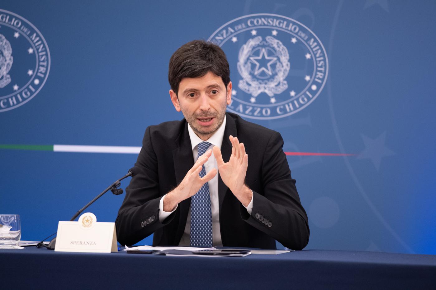 Covid, l’allarme di Speranza: “Siamo ancora nel pieno della pandemia”