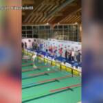 Addio alla vasca per Federica Pellegrini, tuffo in piscina con Malagò vestito