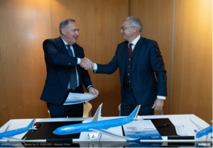Il presidente esecutivo di ITA Alfredo Altavilla e il direttore commerciale di Airbus e capo di Airbus International Christian Scherer