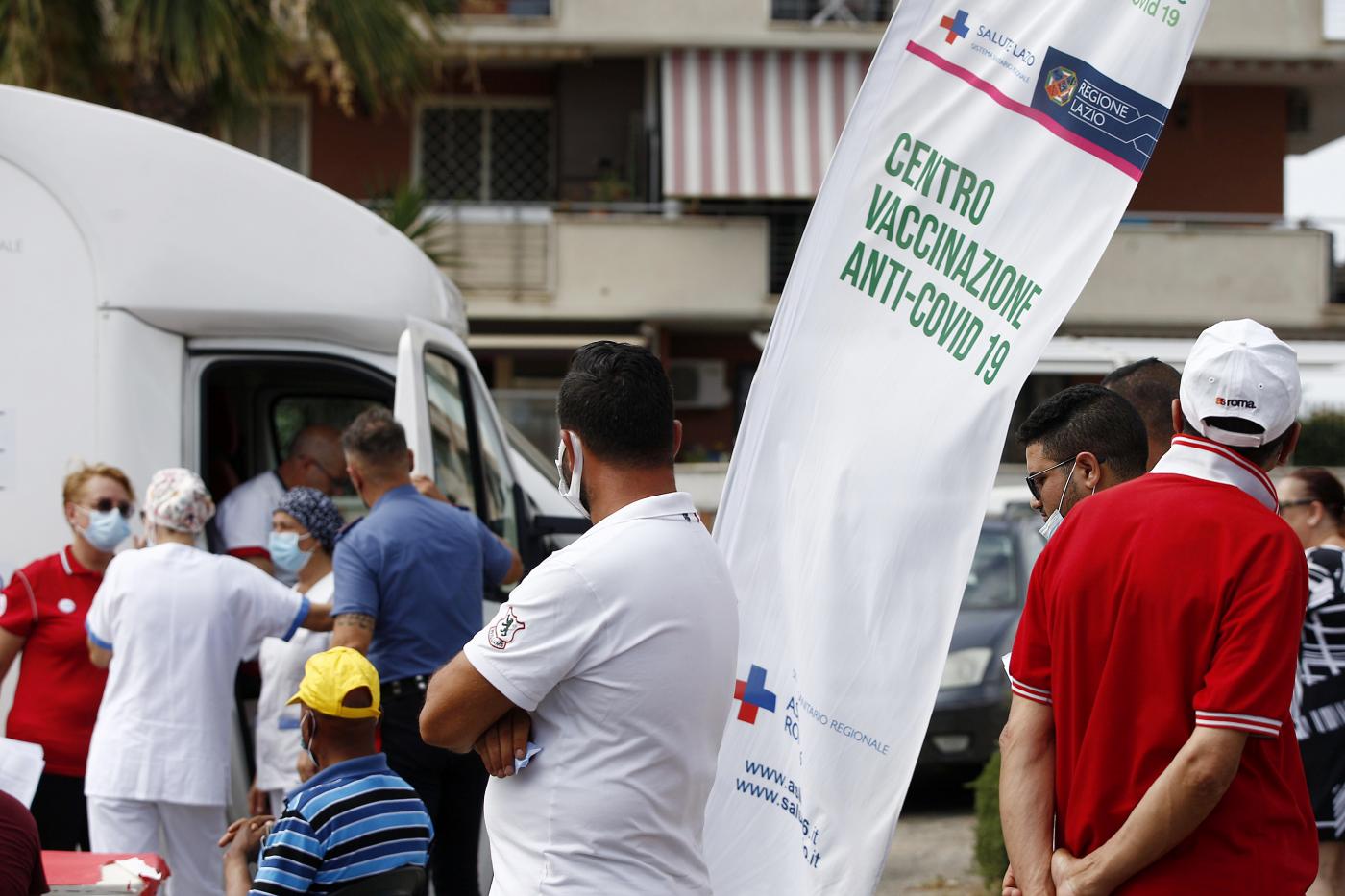 Covid, Gimbe: aumentano contagi e pressione sugli ospedali, boom delle terza dosi