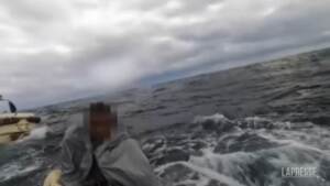 Giappone, alla deriva in mare per 24 ore aggrappato alla sua barca capovolta