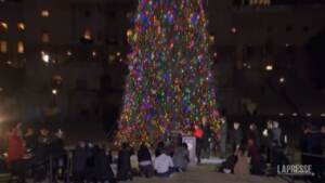 Usa, Nancy Pelosi accede l’albero di Natale di Capitol Hill