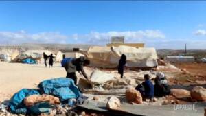 Siria, la pioggia danneggia un campo profughi a Idlib