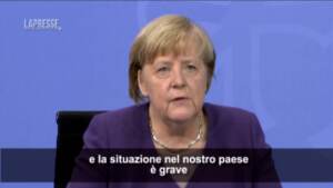 Germania, Merkel: “Obbligo vaccini potrebbe entrare in vigore dal febbraio 2022”