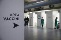Terza dose Covid-19, continua la campagna di vaccinazione in vista delle festività natalizie