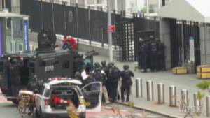 Usa, uomo armato davanti alla sede Onu di New York: il momento dell’arresto