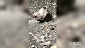 Paura a Capri, enorme masso piomba su una strada