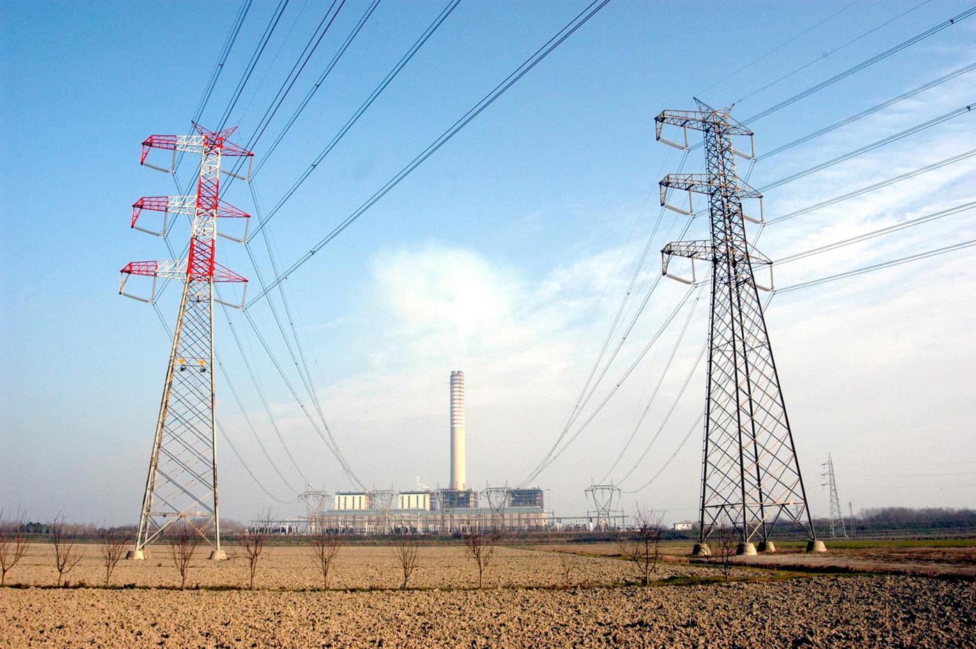 Manovra, 800 milioni contro il caro bollette. Salta il contributo di solidarietà