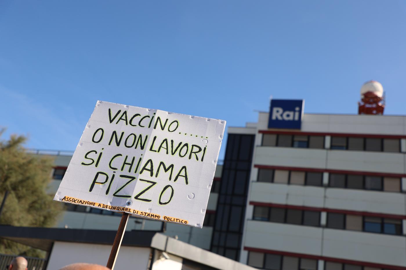 Covid, sospesi 281 medici no vax. Chiuso IppocrateOrg: curava positivi contro cure a casa