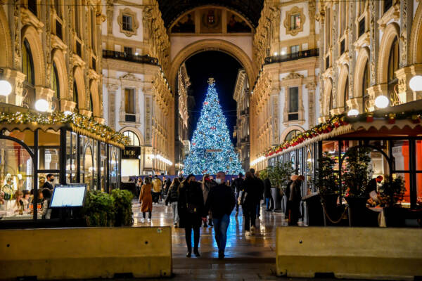 Milano, si accendono le luci di Natale
