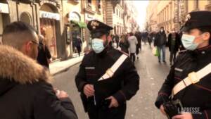 Roma, da oggi obbligo di mascherina anche all’aperto nelle aree dello shopping natalizio