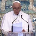 Papa: “Alle seduzioni dell’autoritarismo rispondere con la democrazia”