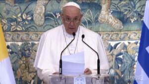 Papa: “Alle seduzioni dell’autoritarismo rispondere con la democrazia”
