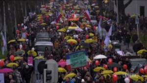 Paesi Bassi, in migliaia sfilano a Utrecht contro misure anti-Covid