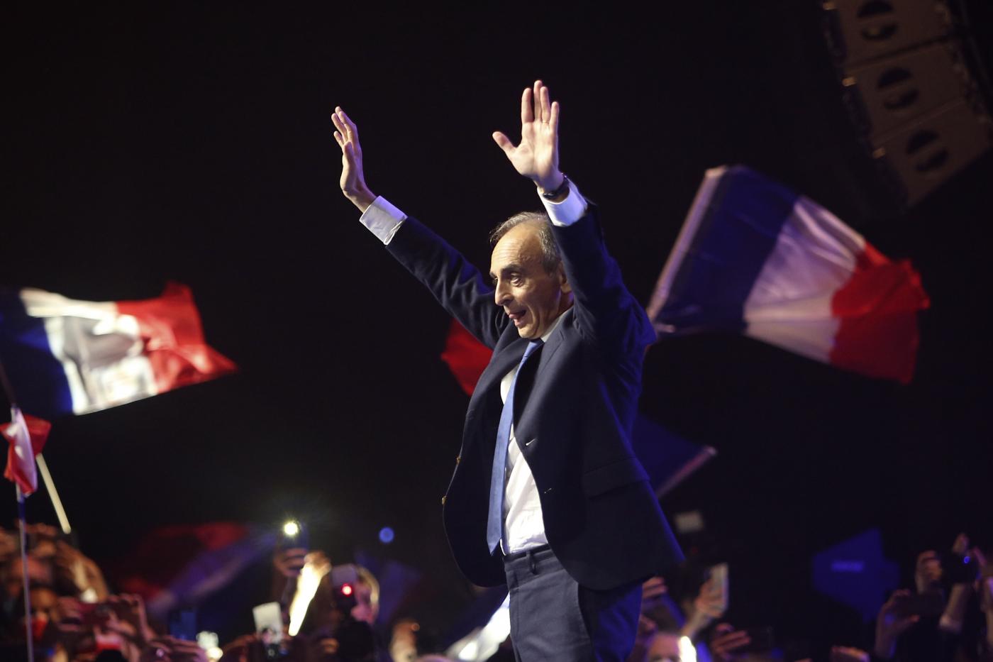 Francia, Zemmour lancia la ‘riconquista’. Rissa con antirazzisti al comizio Francia, Zemmour lancia la ‘riconquista’. Rissa con antirazzisti al comizio