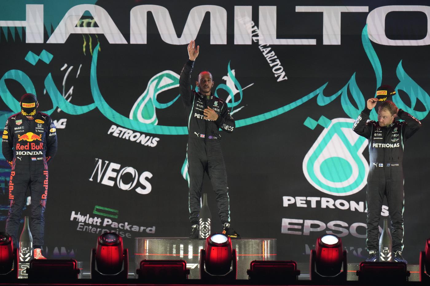 F1, Hamilton vince in Arabia Saudita davanti a Verstappen. Il titolo si assegna a Abu Dhabi