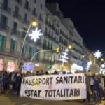 Barcellona, protesta contro il passaporto vaccinale