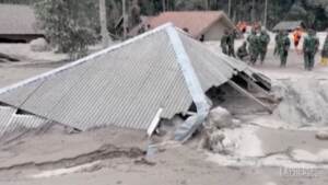 Indonesia, il vulcano erutta: terrore a Giava. Vittime e feriti