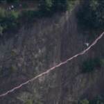 Rio de Janeiro, acrobata francese cammina su una corda a 80 mt d’altezza