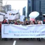 Bruxelles, in migliaia in corteo contro la nuova stretta anti-Covid