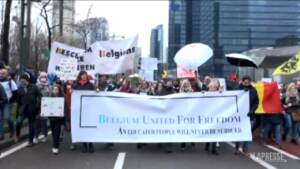 Bruxelles, in migliaia in corteo contro la nuova stretta anti-Covid