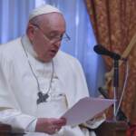 Il Papa a Lesbo: “Il disinteresse uccide con guanti di velluto chi sta ai margini”