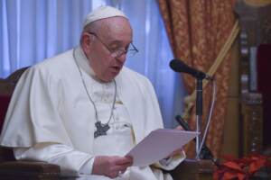 Il Papa a Lesbo: “Il disinteresse uccide con guanti di velluto chi sta ai margini”