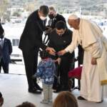 Il Papa a Lesbo: “Nello sciabordio dell’indifferenza naufraga la civiltà”