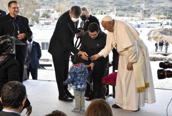 Il Papa a Lesbo: “Nello sciabordio dell’indifferenza naufraga la civiltà”