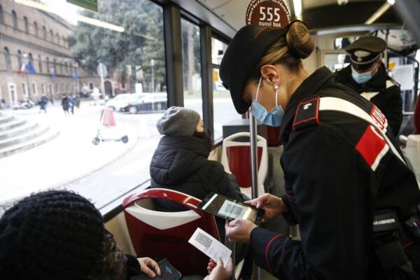 Roma, controlli per obbligo di Green pass sui mezzi pubblici