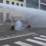 Bruxelles, corteo contro le restrizioni: idranti e lacrimogeni contro manifestanti