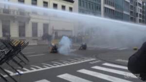 Bruxelles, corteo contro le restrizioni: idranti e lacrimogeni contro manifestanti