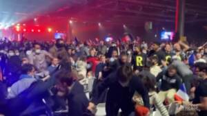 Francia, antirazzisti entrano al comizio di Zemmour: rissa con i sostenitori e il servizio di sicurezza