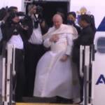 Il Papa lascia la Grecia: lieve inciampo sulla scaletta dell’aereo