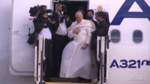Il Papa lascia la Grecia: lieve inciampo sulla scaletta dell’aereo