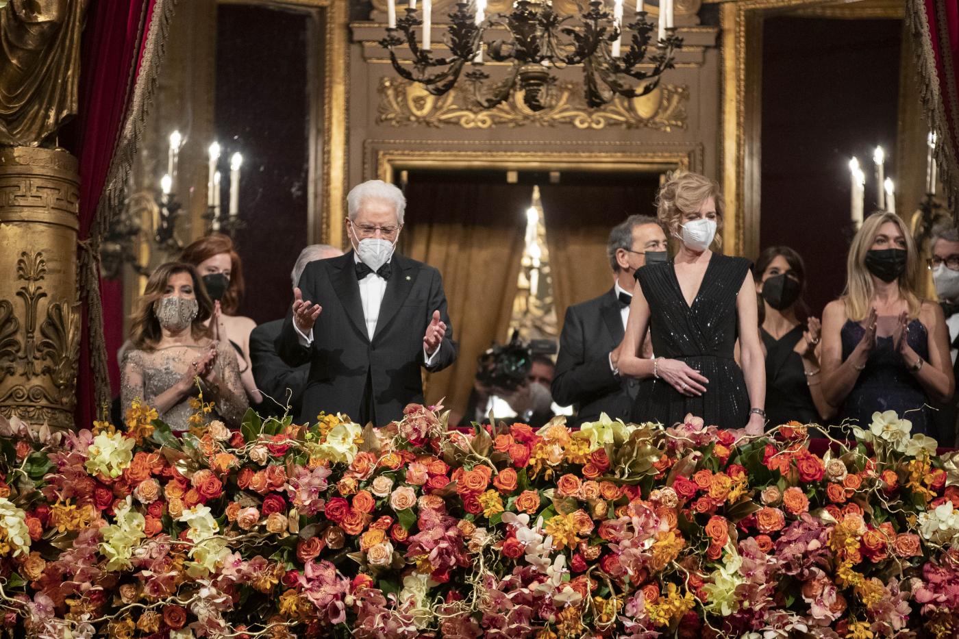 Scala: per la Prima dal vivo il ‘Macbeth’, standing ovation per Sergio Mattarella Scala: per la Prima dal vivo il ‘Macbeth’, standing ovation per Sergio Mattarella