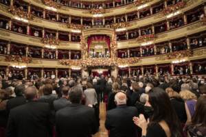 Mattarella alla Scala con la figlia Laura: ovazione del pubblico