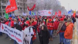 Belgio: la protesta degli operatori sanitari contro l’obbligo vaccinale