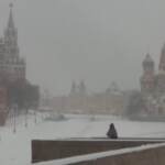 Russia: abbondante nevicata su Mosca, la capitale si imbianca e fa festa