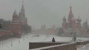 Russia: abbondante nevicata su Mosca, la capitale si imbianca e fa festa