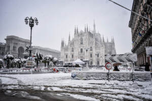 Milano si risveglia sotto la neve: le foto della città imbiancata