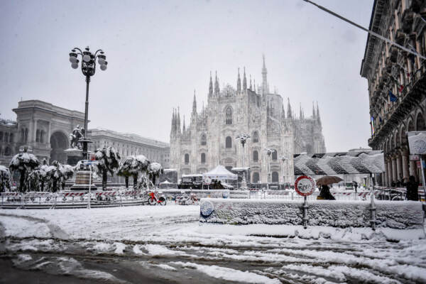 Milano si risveglia sotto la neve: le foto della città imbiancata